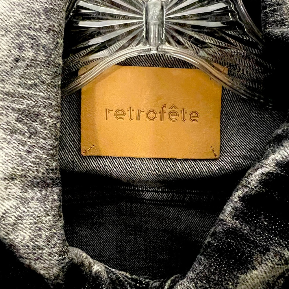 Retrofête Ada acid wash puff sleeve denim jacket.
Size Large
NWOT
